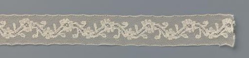 Insert of bobbin lace with a zigzag line