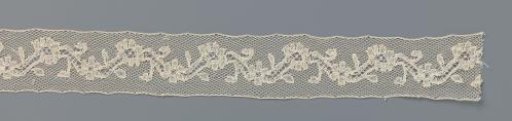 Insert of Bobbin Lace with a Zigzag Line