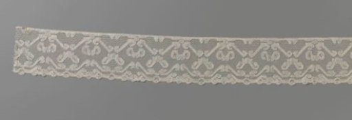 Strip of bobbin lace with a zigzag pattern