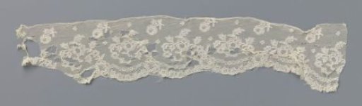 Strip of bobbin lace with pearl and rosette border
