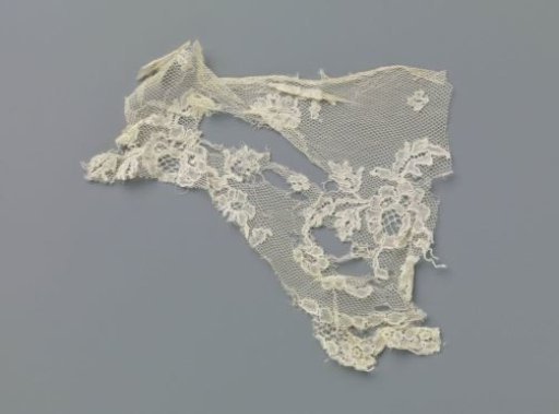 Strip of bobbin lace with pearl and rosette border