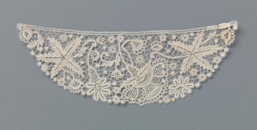 Cuff of bobbin lace decorated with three-lobed fan flowers