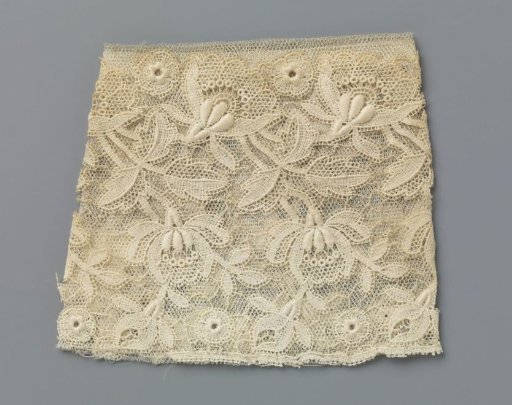 Cuff of machine-made appliqué lace with fan-shaped flowers and three-part leaves