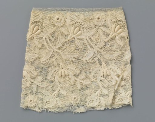 Cuff of machine-made applied lace with fan-shaped flowers and three-part leaves