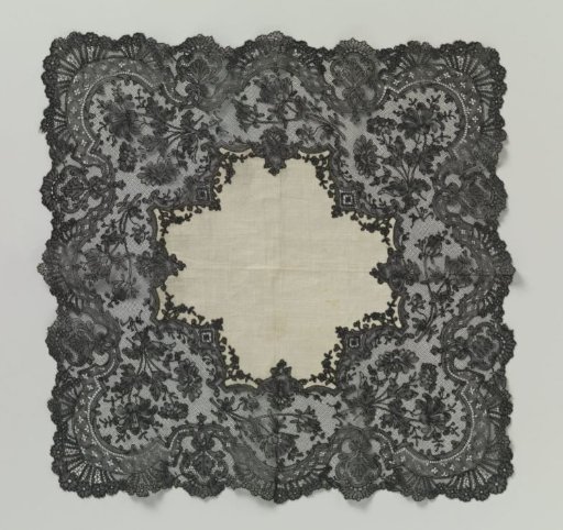Handkerchief of bobbin lace with straight and curved lines