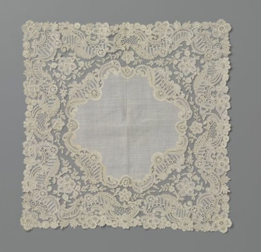 Handkerchief with a border of mixed lace with shaded rocailles