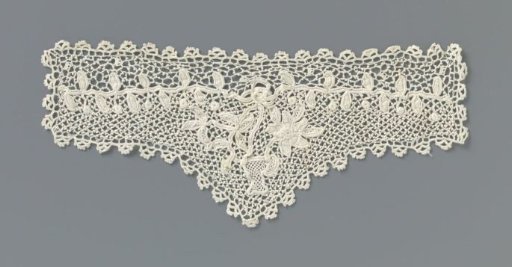 Cuff of crocheted lace with a flower basket and bow