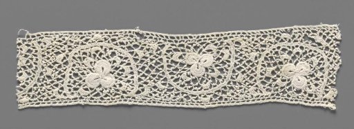 Insert of crocheted lace with three-petaled flower under an arch