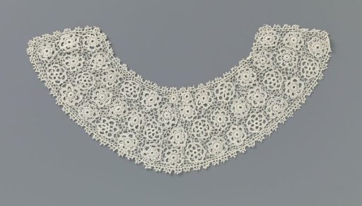 Collar of crocheted lace with three rows of flat rosette flowers