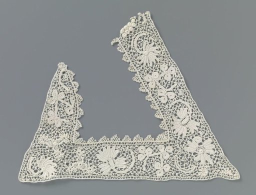 Strip with two sharp corners of crochet lace