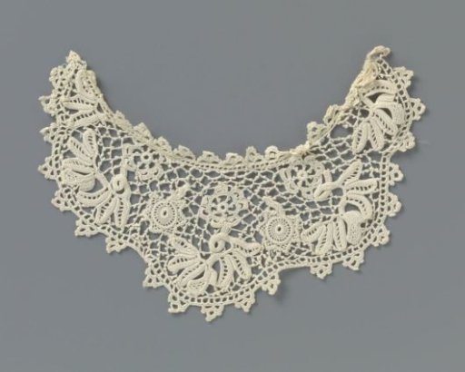 Insert of crochet lace with twisted stems and rosettes