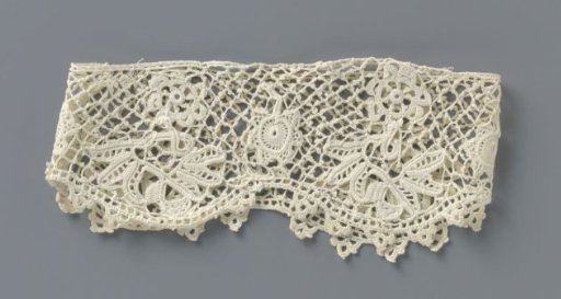 Cuff of crochet lace with twisted twig and star-shaped flower