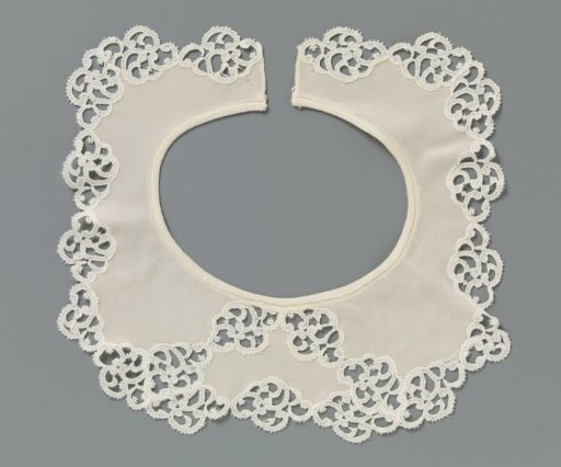 Collar of cream-colored silk with machine-made lace with volute clouds