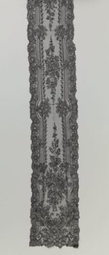Collar or neckpiece of bobbin lace with Indian Cress