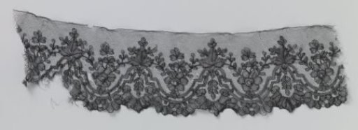Strip of bobbin lace with hollow and solid double borders
