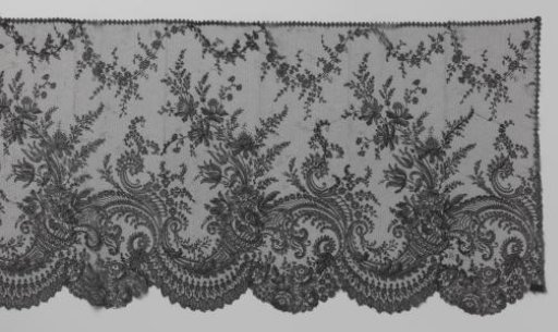 Strip of bobbin lace with horns of plenty