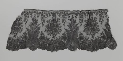 Japanese-style bobbin lace strip with ferns