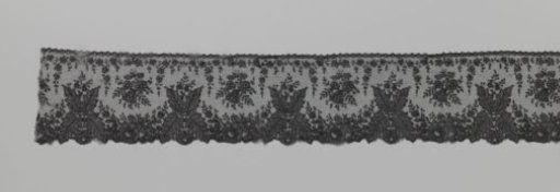 Japanese-style bobbin lace strip with ferns