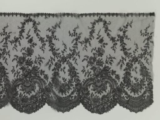 Flounce of bobbin lace with turned S-scrolls