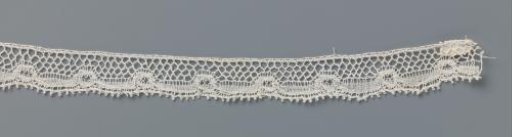 Handkerchief strip of bobbin lace with stretched shells