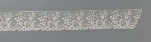 Strip of mixed lace with S-scrolls