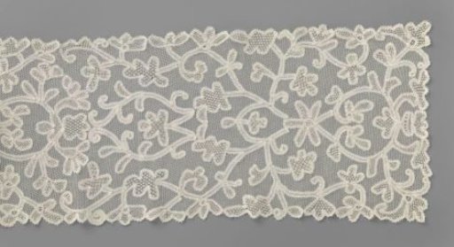 Scarf of mixed lace with symmetrical branches