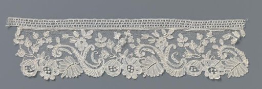 Strip of mixed lace with S-scrolls