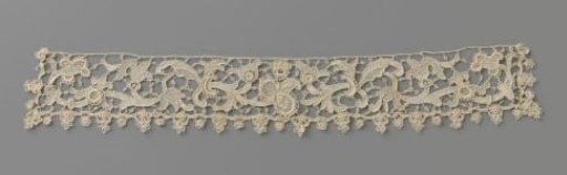 Collar of needle lace with rose edge