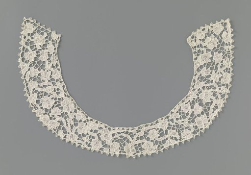Round Collar with Many Flowers