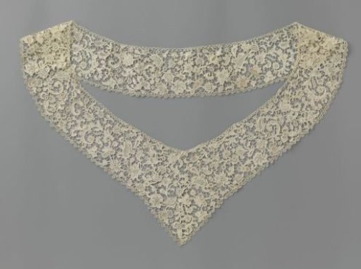 Berthe of needle lace with feather motif