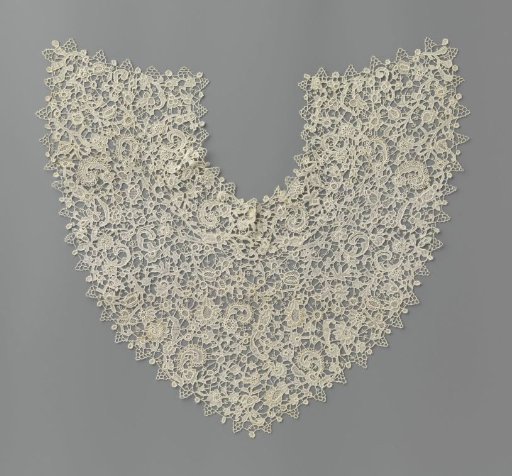 Collar of needle lace with toothed volutes