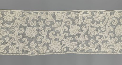 Strip mixed lace for a superplie with broad spiral vine