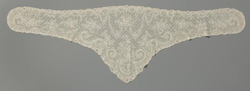 Fichu of bobbin lace with plumes