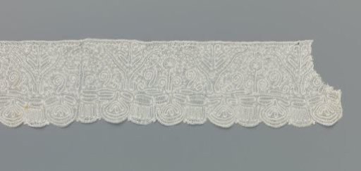 Flounce of bobbin lace with sunflowers