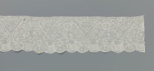 Flounce of bobbin lace with sunflowers