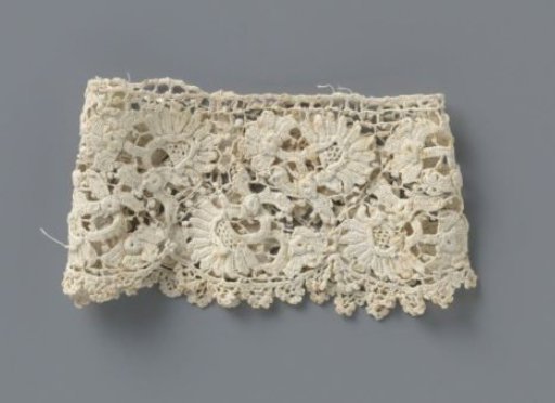 Cuff of crocheted lace with fan-shaped flowers