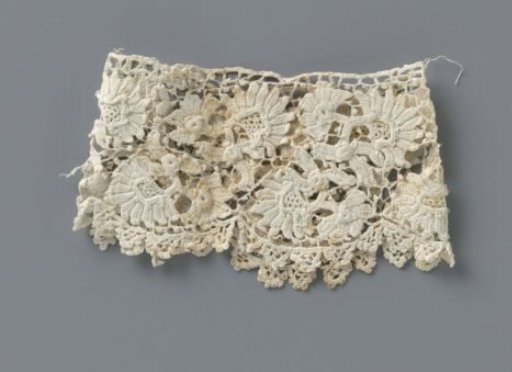 Cuff of crocheted lace with fan-shaped flowers