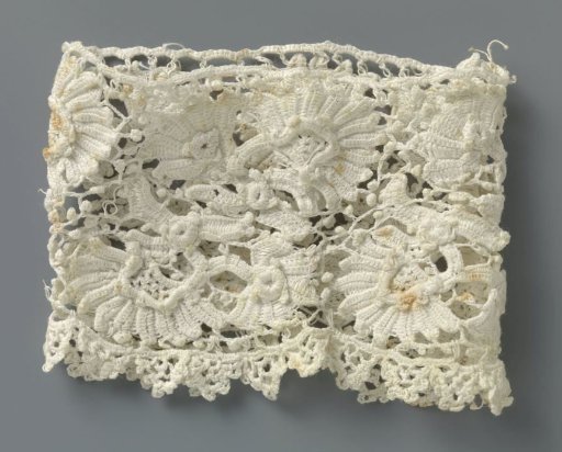 Cuff of crocheted lace with fan-shaped flowers