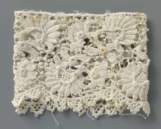 Cuff of crocheted lace with fan-shaped flowers