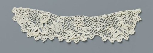 Cuff of crocheted lace with twisted branch and star-shaped flower