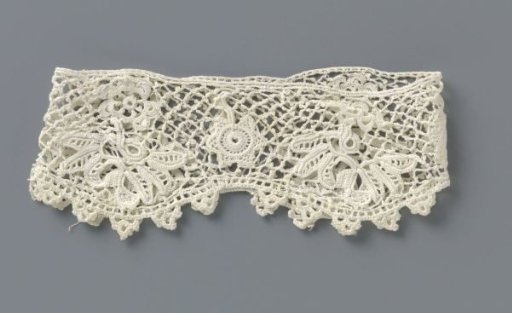 Cuff of crocheted lace with twisted branch and star-shaped flower