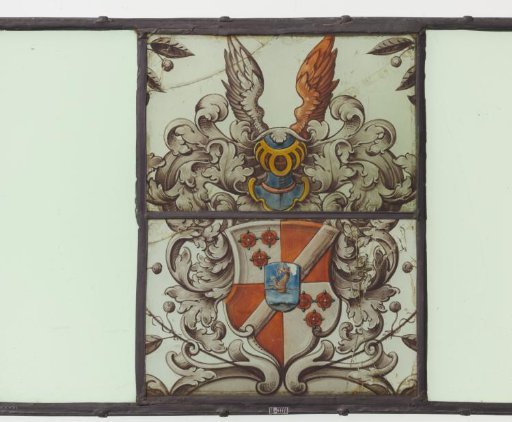Pane with a coat of arms and two wings as a crest