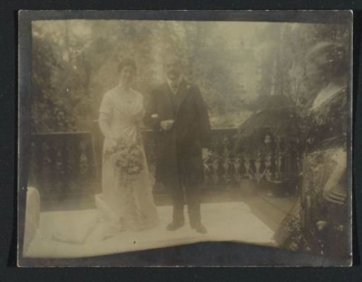 Wedding couple Robert-De Roever on the balcony of Vondelstraat 118 in Amsterdam