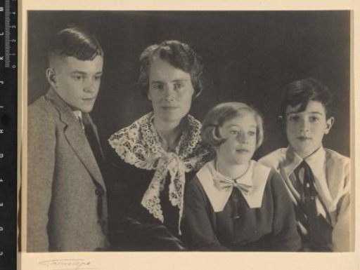 Portrait of Mrs. Hondius-Crone and her children