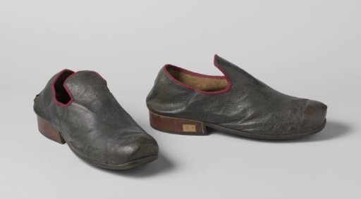 Shoe of black leather in giant size