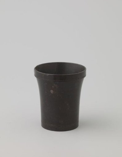 Cup of serpentine stone