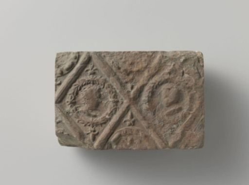 Fireplace with a depiction of two male heads in panes