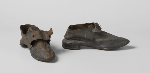Black leather shoe, low model with double strap