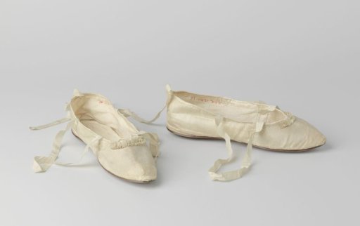 Shoe of white taffeta
