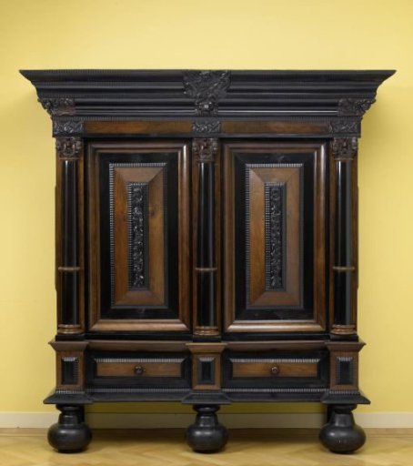 Cabinet, cushion cabinet with capitals with cherubs. Cushions with festoons
